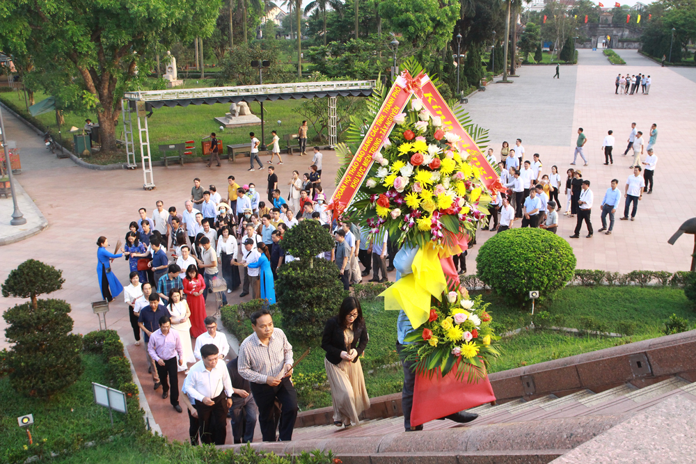 Dâng hoa, dâng hương tri ân anh hùng liệt sỹ tại Thành Cổ Quảng Trị