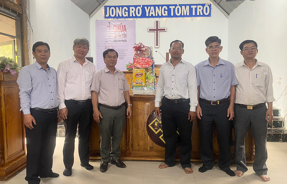 Lãnh đạo huyện Cát Tiên thăm, chúc mừng các chức sắc, chức việc và giáo dân nhân dịp Lễ Phục sinh