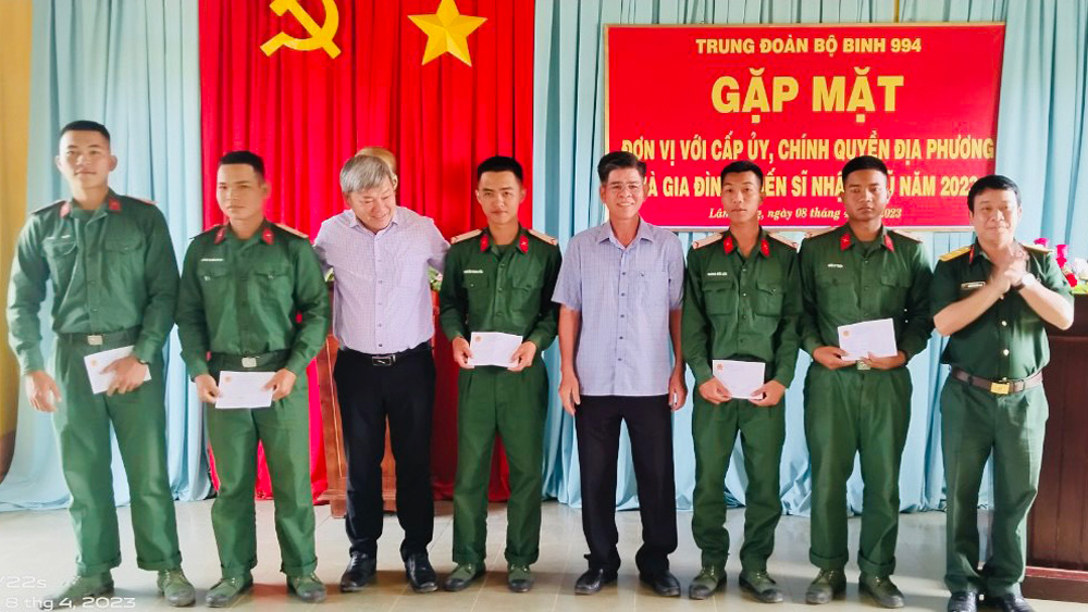 Cát Tiên: Thăm, tặng quà cho các chiến sĩ mới nhập ngũ