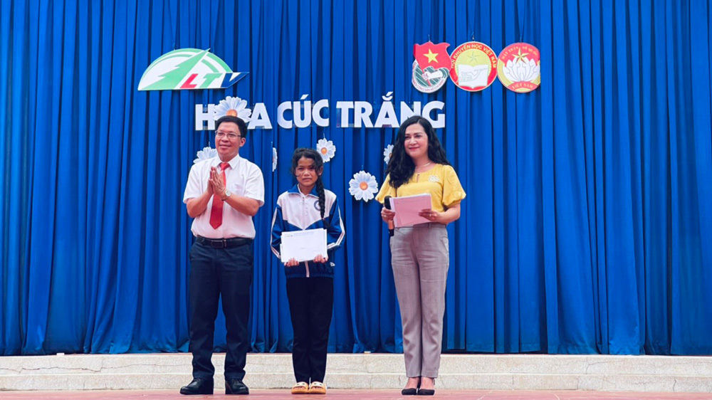 Trao 145 triệu đồng cho em K’ Tuyền tại Chương trình Hoa cúc trắng