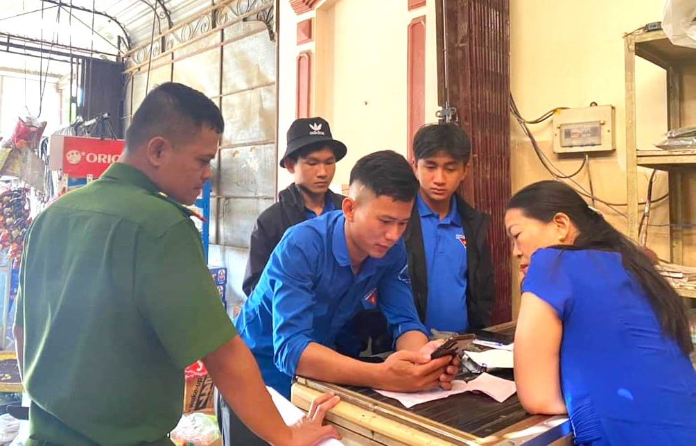 Đến tận nhà hỗ trợ người dân cài đặt, kích hoạt tài khoản định danh điện tử