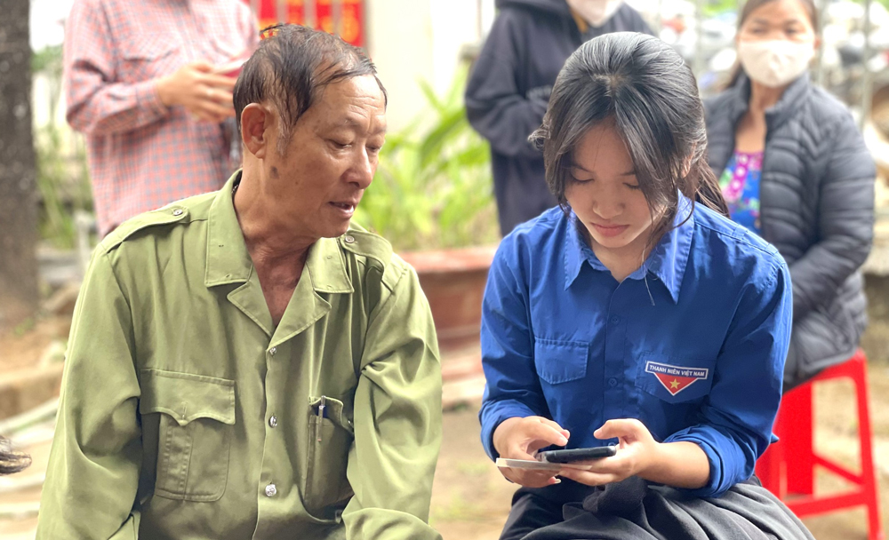 Bảo Lâm: Tâp trung hỗ trợ người dân cài đặt, kích hoạt tài khoản định danh điện tử