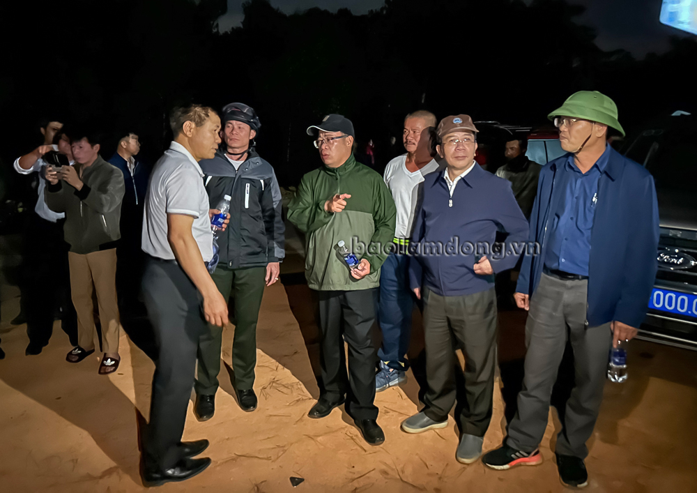 Các lực lượng xuyên đêm chữa cháy rừng ở đèo Prenn