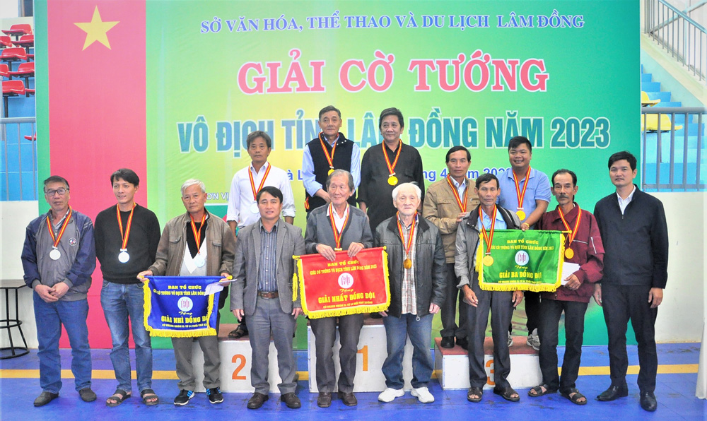 Trao 6 bộ huy chương và cúp vô địch cho các VĐV tại Giải Cờ tướng Vô địch toàn tỉnh - 2023