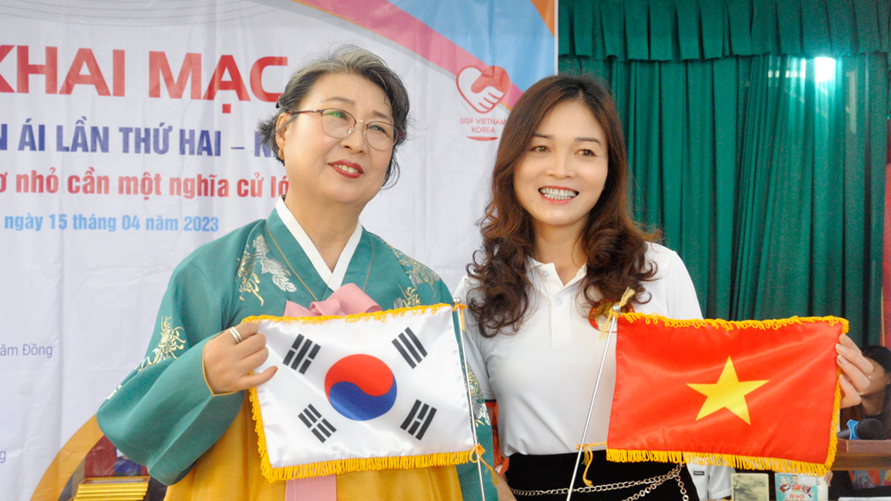 Những tấm lòng thơm thảo ở ''Gian hàng nhân ái''