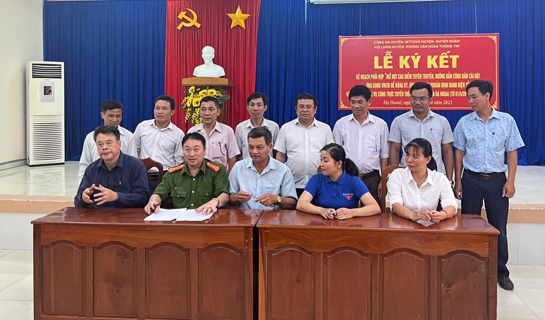 Đạ Huoai: Mở đợt cao điểm tuyên truyền, hướng dẫn cài đặt ứng dụng VNeID
