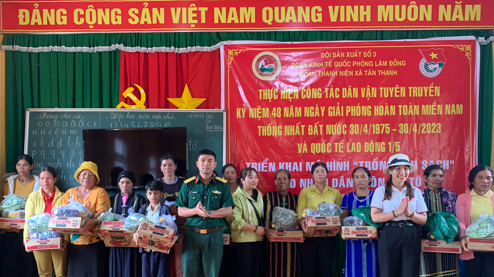 Đoàn Kinh tế Quốc phòng làm công tác dân vận tại xã Tân Thanh