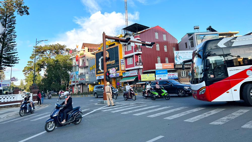 Đảm bảo trật tự, an toàn giao thông gắn với thực hiện nghiêm quy định về phòng, chống dịch Covid-19 trong dịp nghỉ lễ 