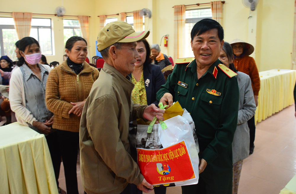Học viện Lục quân tặng quà gia đình chính sách