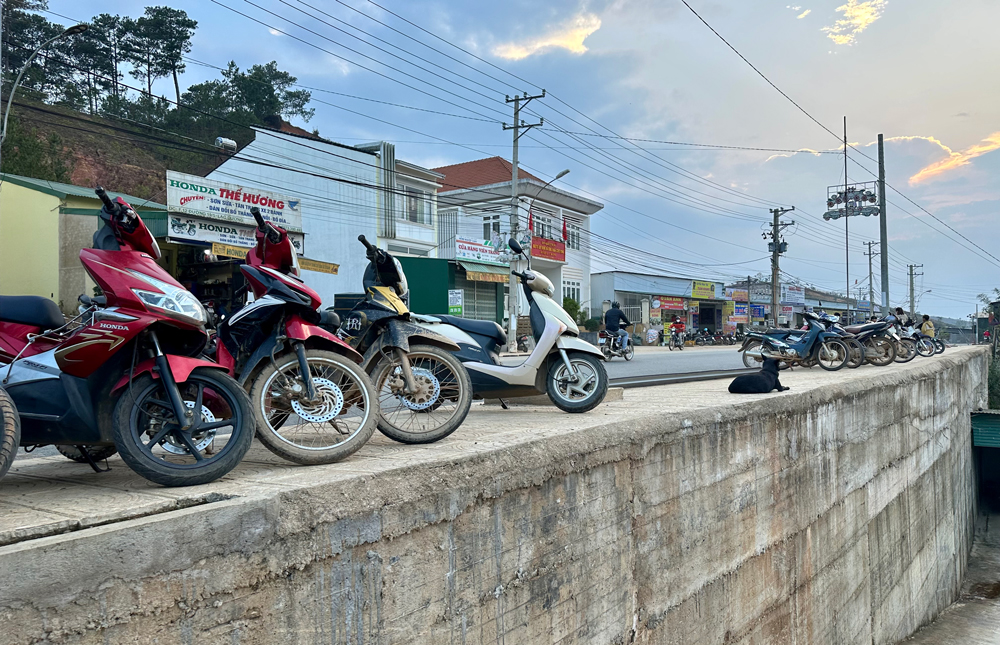 Lạc Dương: Nguy hiểm bờ taluy không che chắn tại đường 19/5