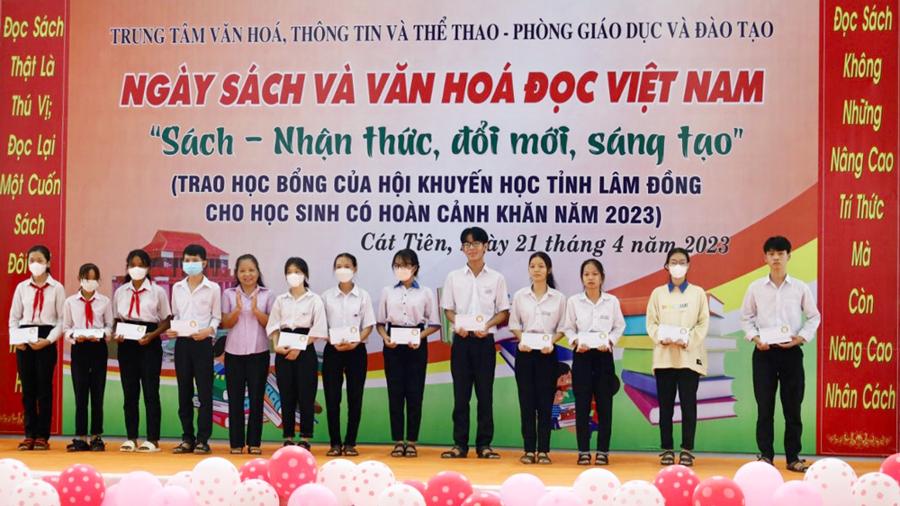 Cát Tiên: Trao 35 suất học bổng cho học sinh có hoàn cảnh khó khăn