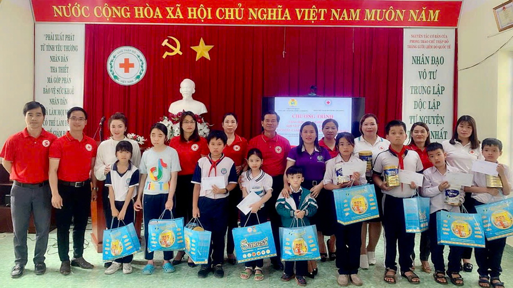 Trao học bổng cho học sinh khuyết tật, học sinh có hoàn cảnh khó khăn