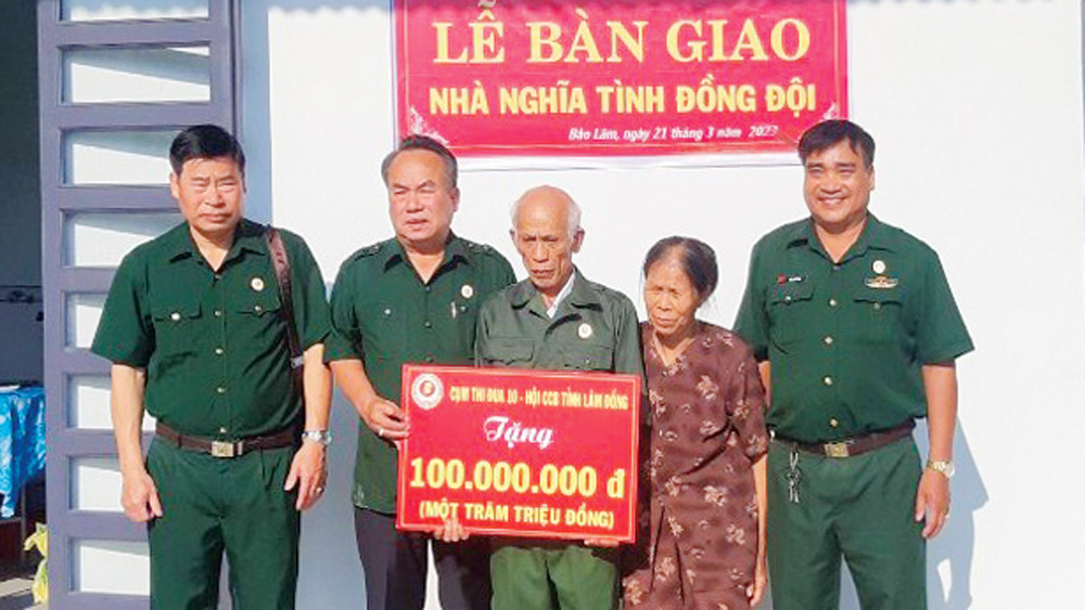 Son sắt nghĩa tình