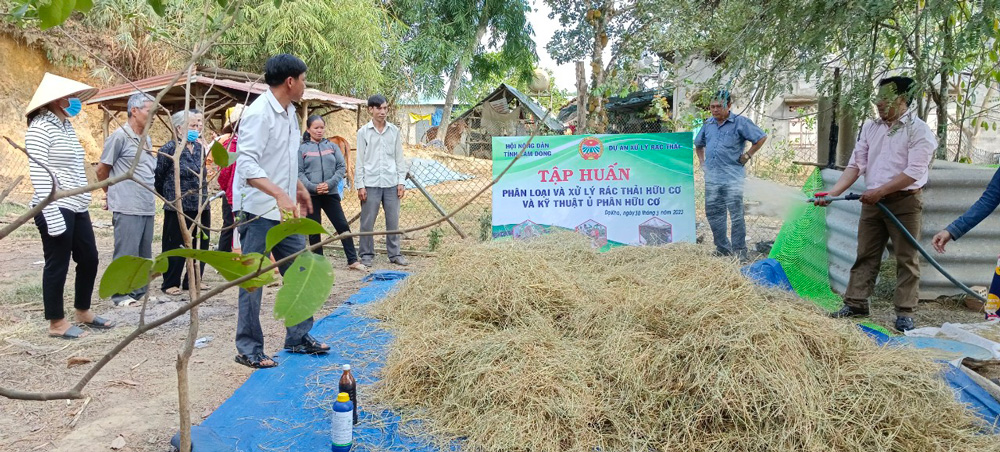 Nông dân xử lý rác thải làm sạch môi trường