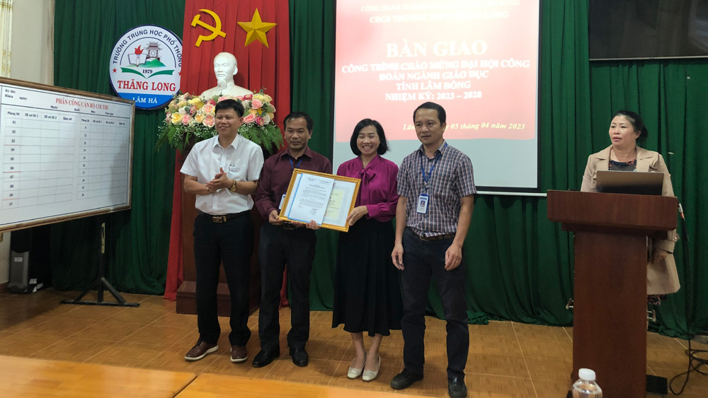 Công đoàn ngành giáo dục trao tặng công trình sửa chữa nhà công vụ trường học
