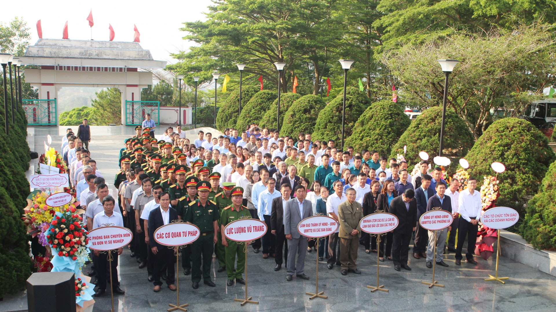 Lãnh đạo TP Bảo Lộc viếng Nghĩa trang Liệt sĩ nhân kỷ niêm 49 năm Ngày Giải phóng miền Nam