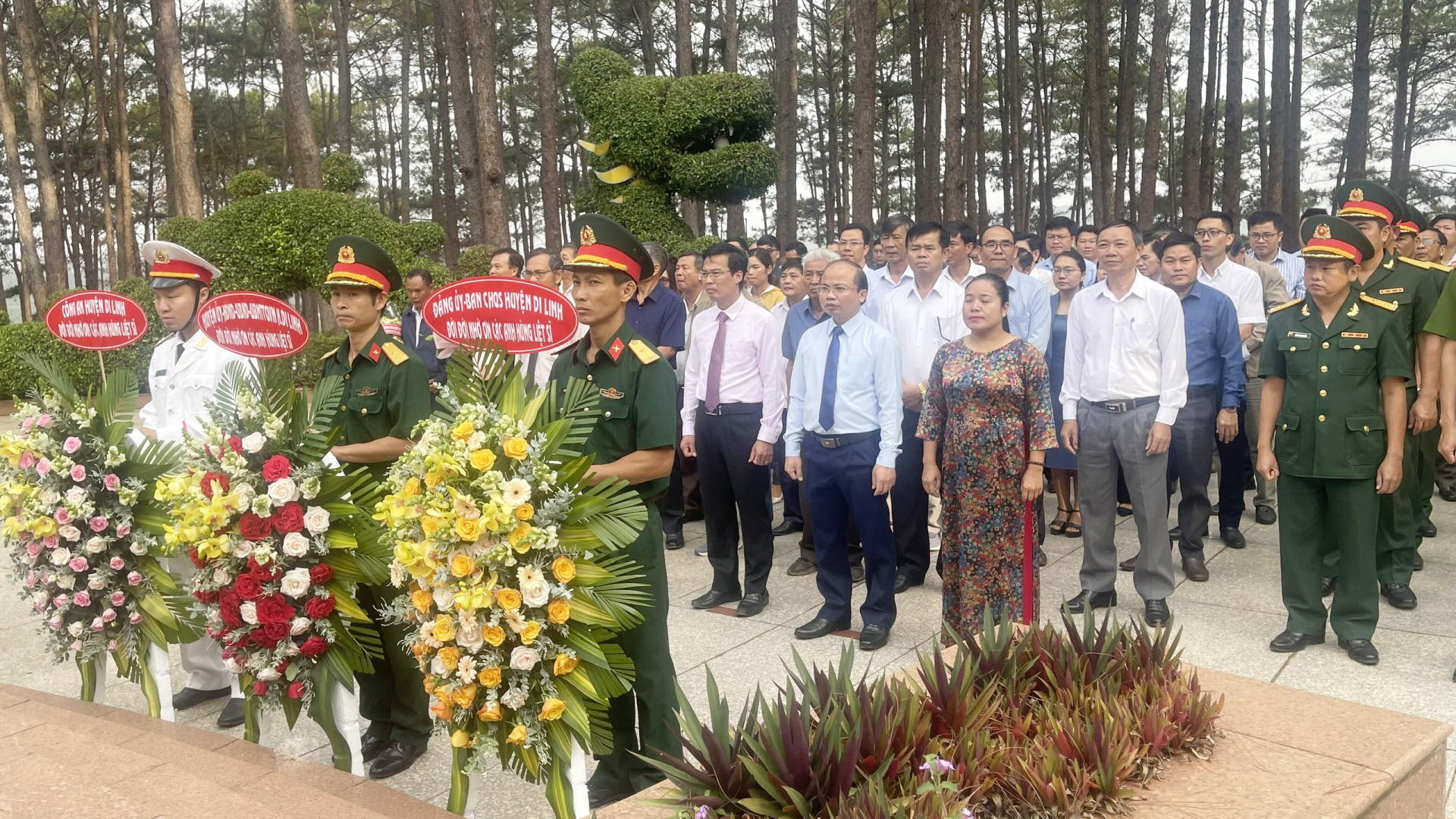 Lãnh đạo huyện Di Linh viếng Nghĩa trang Liệt sĩ nhân dịp 30/4