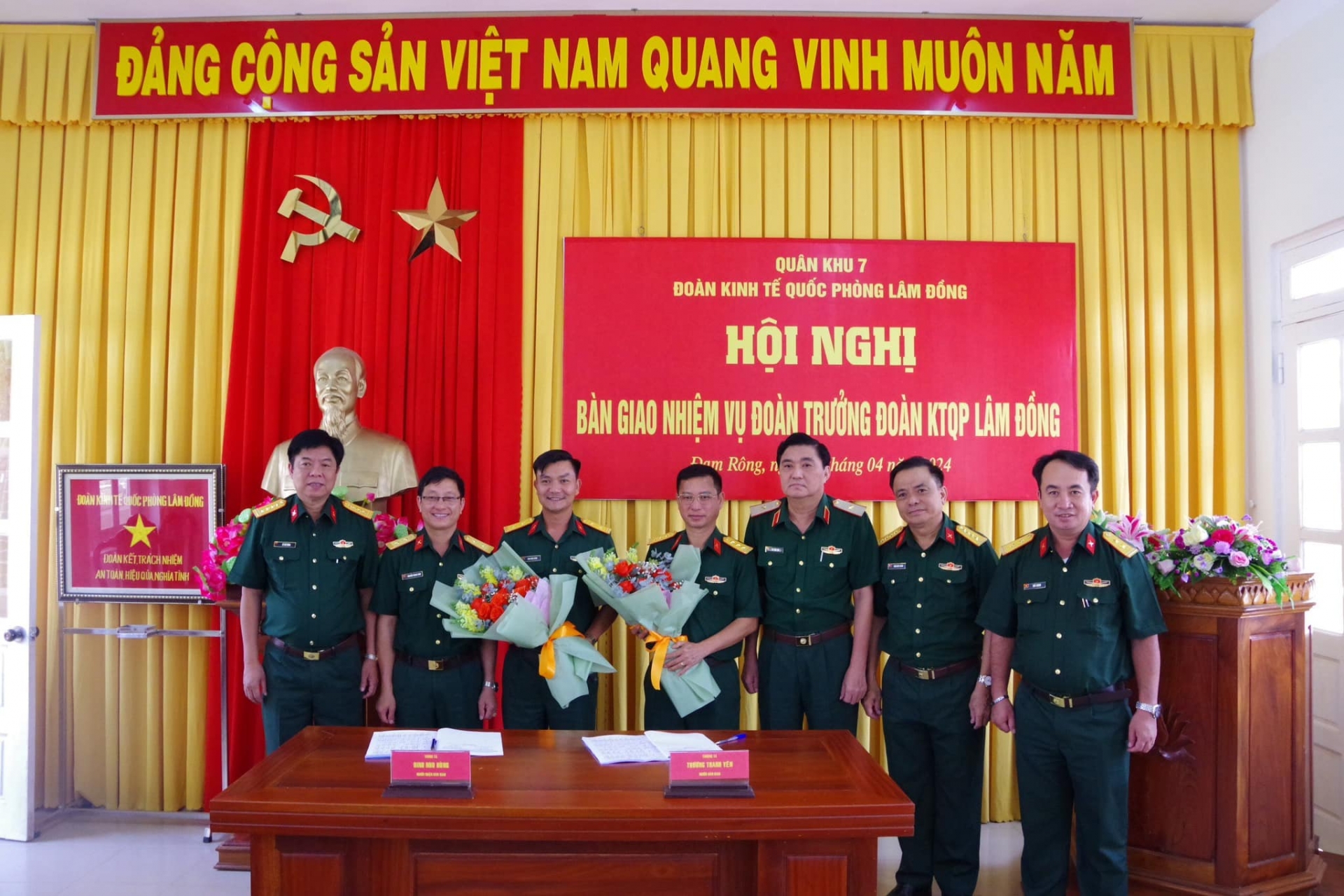 Bàn giao nhiệm vụ Đoàn trưởng Đoàn Kinh tế Quốc phòng Lâm Đồng
