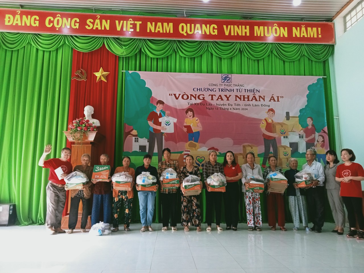 Đạ Tẻh: Trao hơn 960 phần quà cho các hoàn cảnh khó khăn