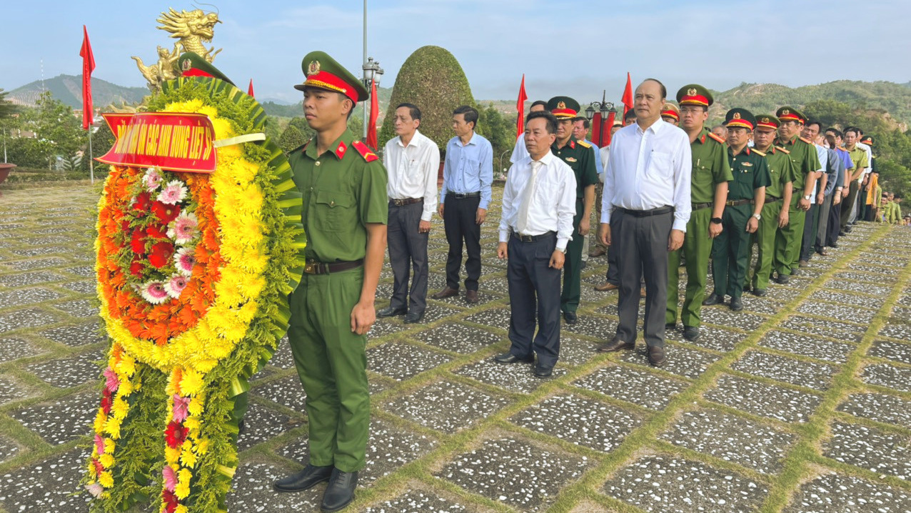 Lãnh đạo huyện Đạ Huoai viếng Đài tưởng niệm các anh hùng liệt sĩ