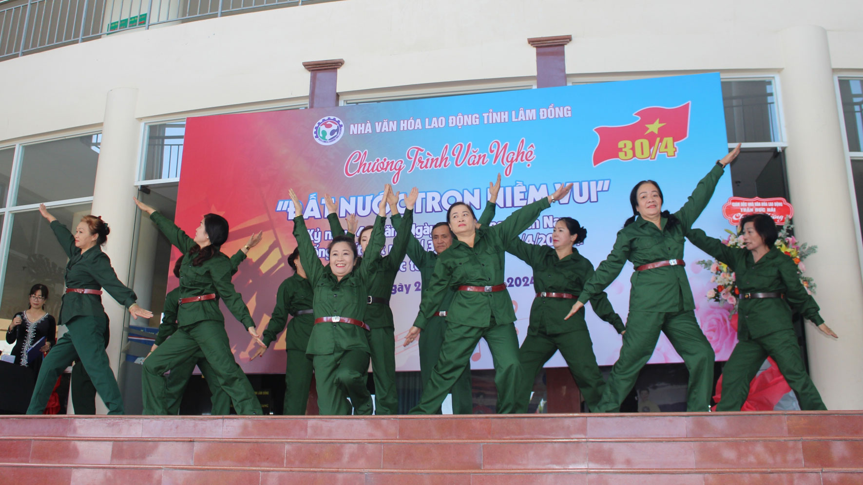 Chương trình văn nghệ “Đất nước trọn niềm vui”