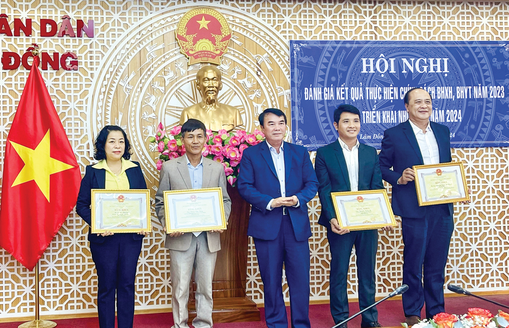 BẢO HIỂM XÃ HỘI LÂM ĐỒNG - ĐỒNG HÀNH CÙNG NGƯỜI DÂN:: Lợi ích thiết thực từ chuyển đổi số trong lĩnh vực BHXH, BHYT