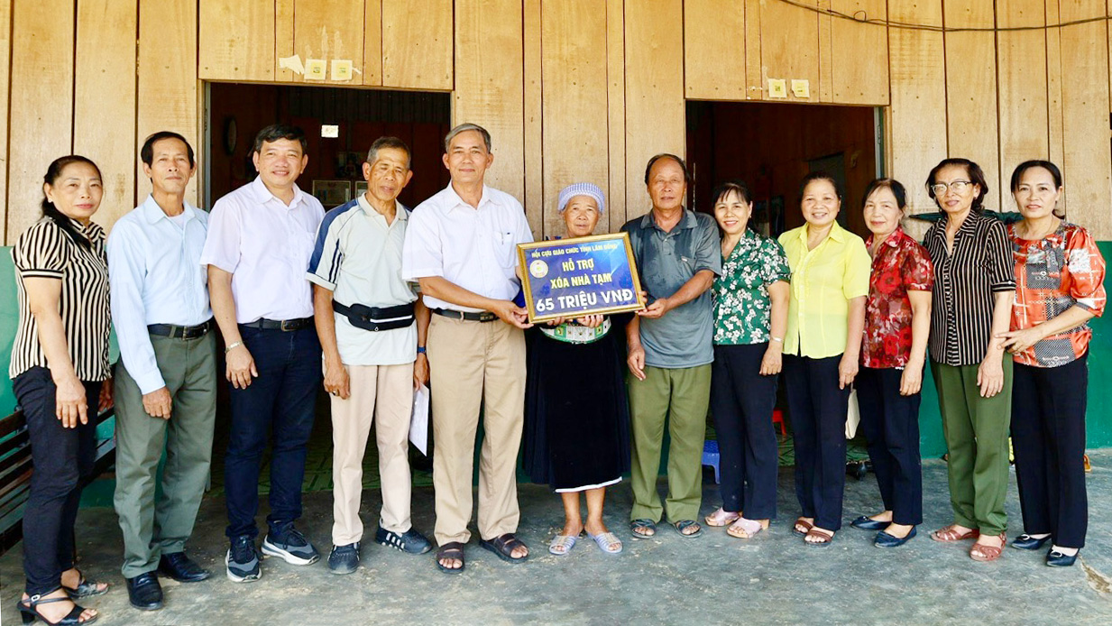 Đồng hành cùng cựu giáo chức khó khăn