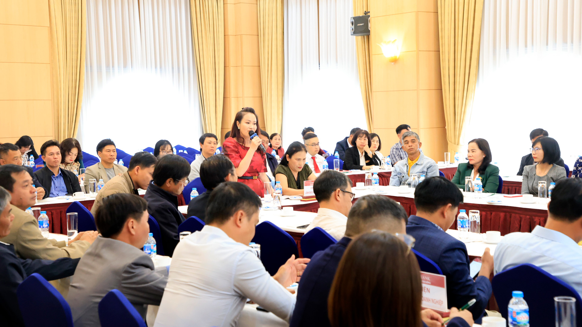 NHÌN TỪ HỘI NGHỊ GẶP GỠ ĐỐI THOẠI: CHIA SẺ KHÓ KHĂN - ĐỒNG HÀNH PHÁT TRIỂN: Chủ động tìm kiếm, thu hút khách hàng