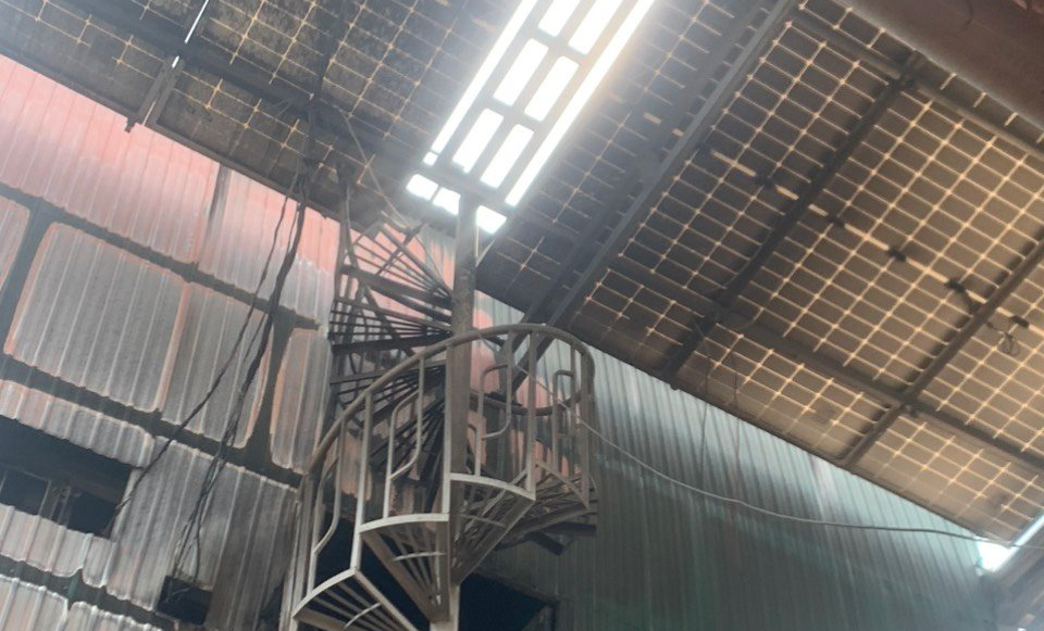Cháy hệ thống điện năng lượng mặt trời trên mái nhà ở Lâm Hà