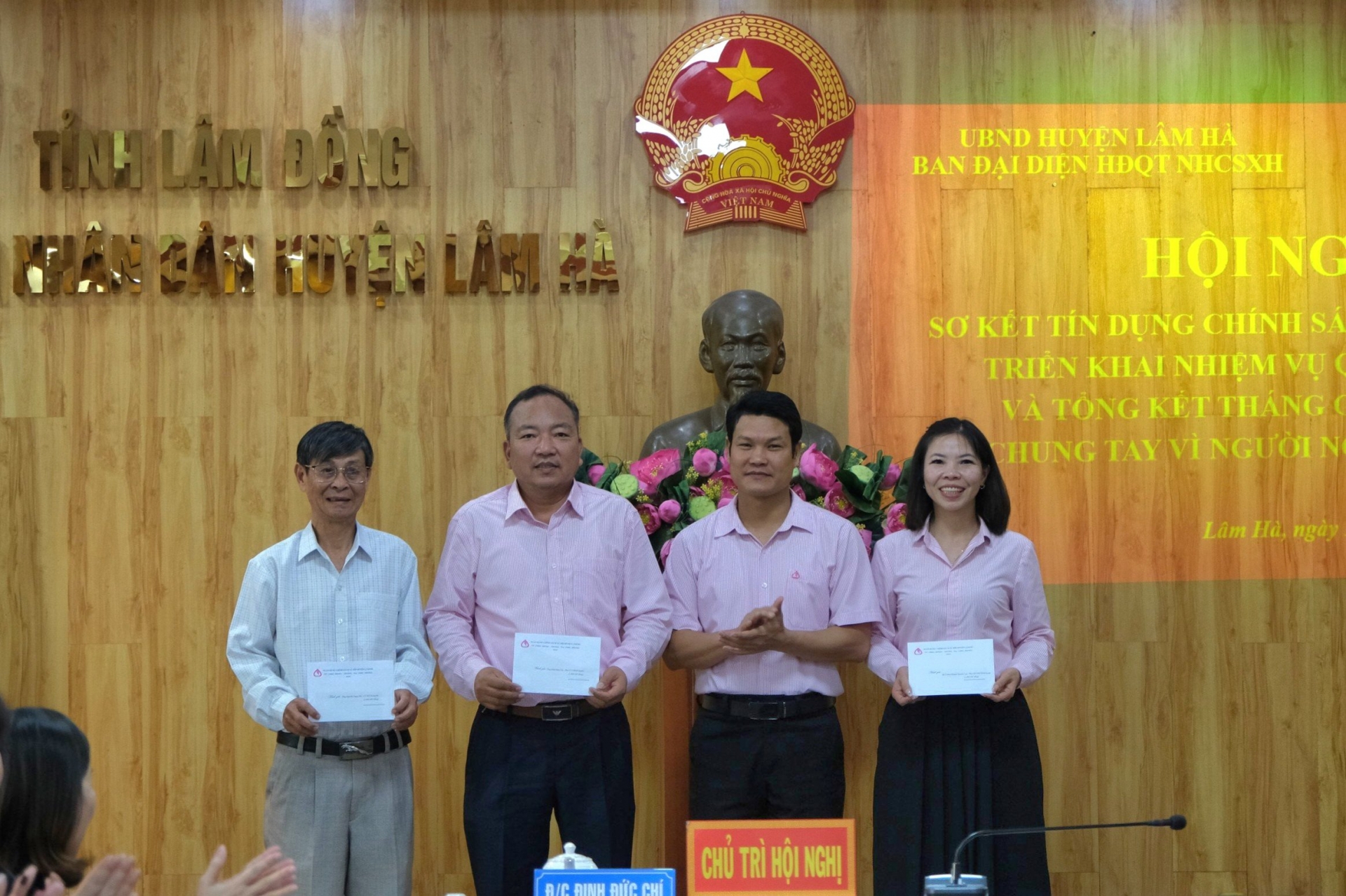 Lâm Hà: Khen thưởng tập thể, cá nhân có nhiều đóng góp trong Tháng gửi tiền tiết kiệm chung tay vì người nghèo