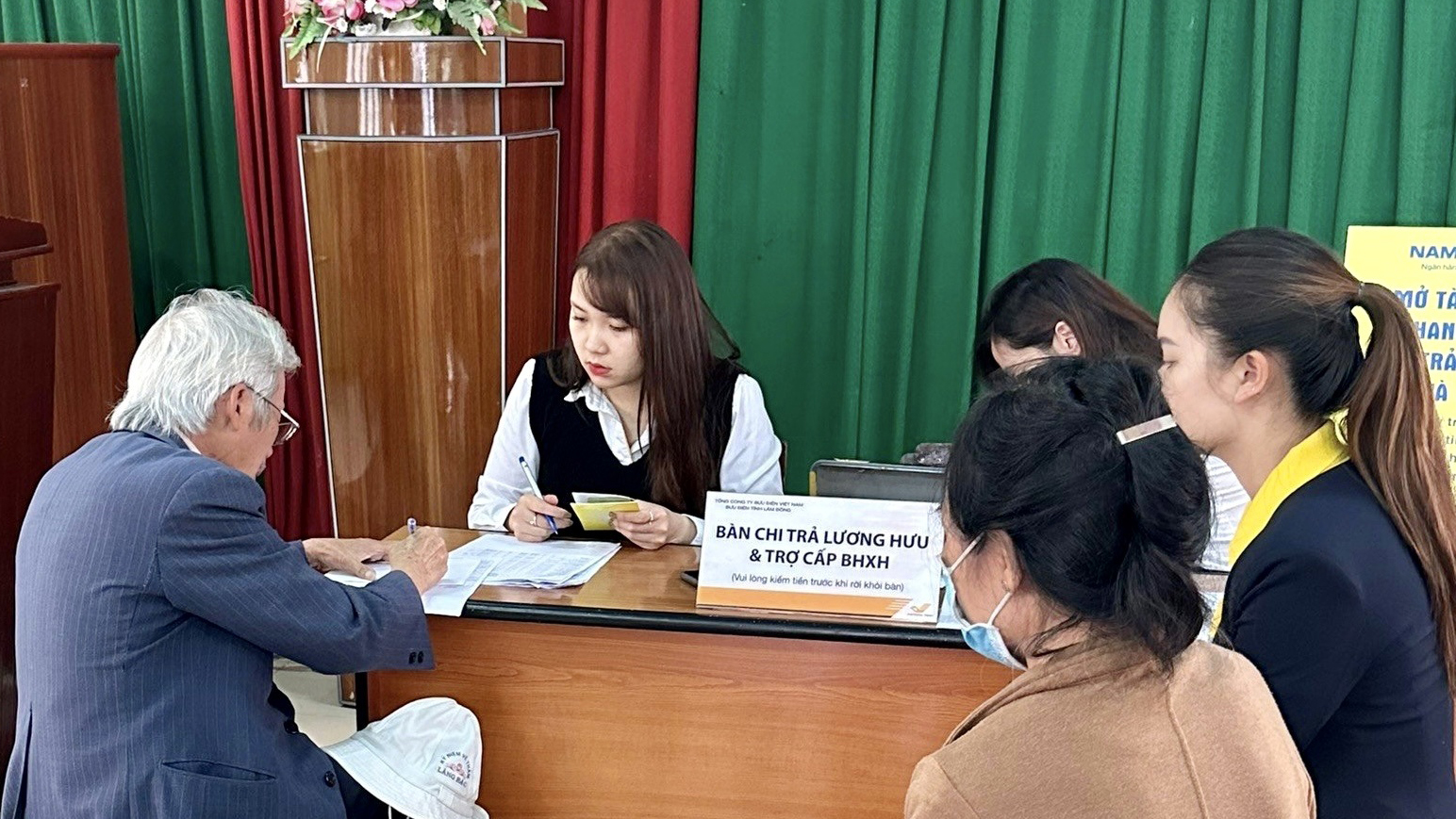 Chi trả lương hưu, trợ cấp BHXH sớm: Sự quan tâm thiết thực, kịp thời, đáp ứng nguyện vọng của Nhân dân