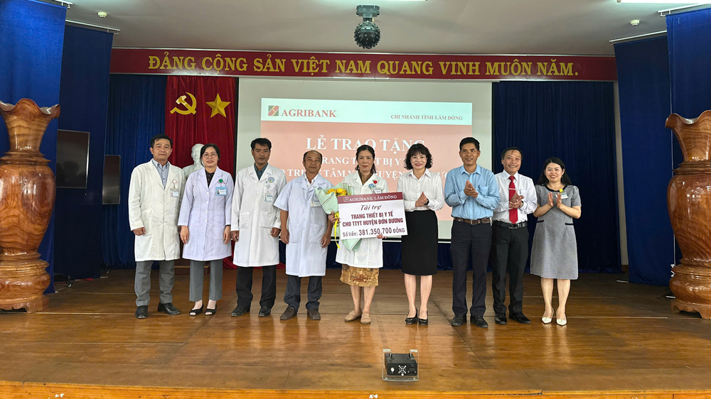 Ngân hàng Agribank Lâm Đồng trao tặng thiết bị y tế tại Đơn Dương