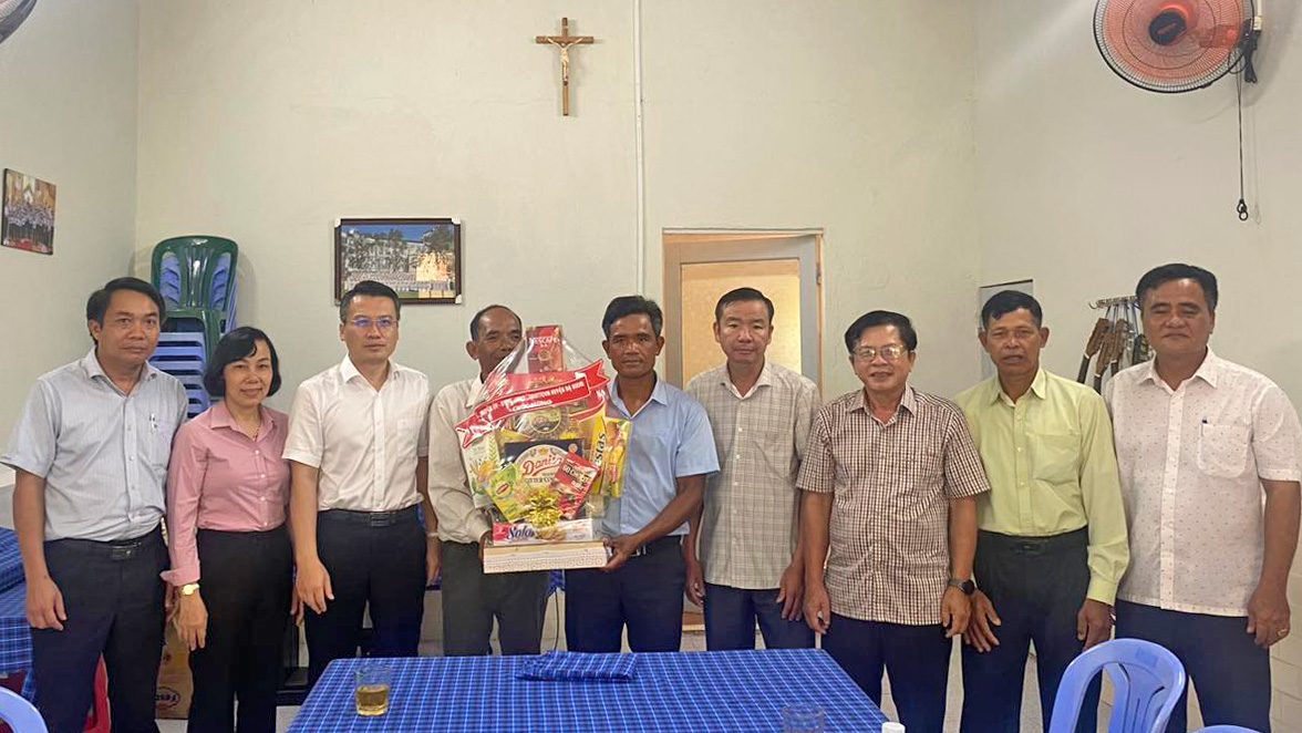 Lãnh đạo huyện Đạ Huoai thăm, tặng quà các cơ sở tôn giáo nhân dịp Lễ Phục sinh