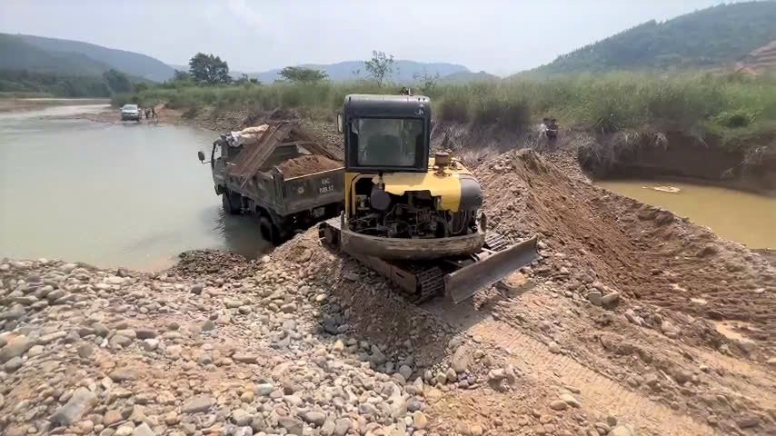 Điều tra làm rõ vụ khai thác cát trái phép trên sông Đạ Huoai