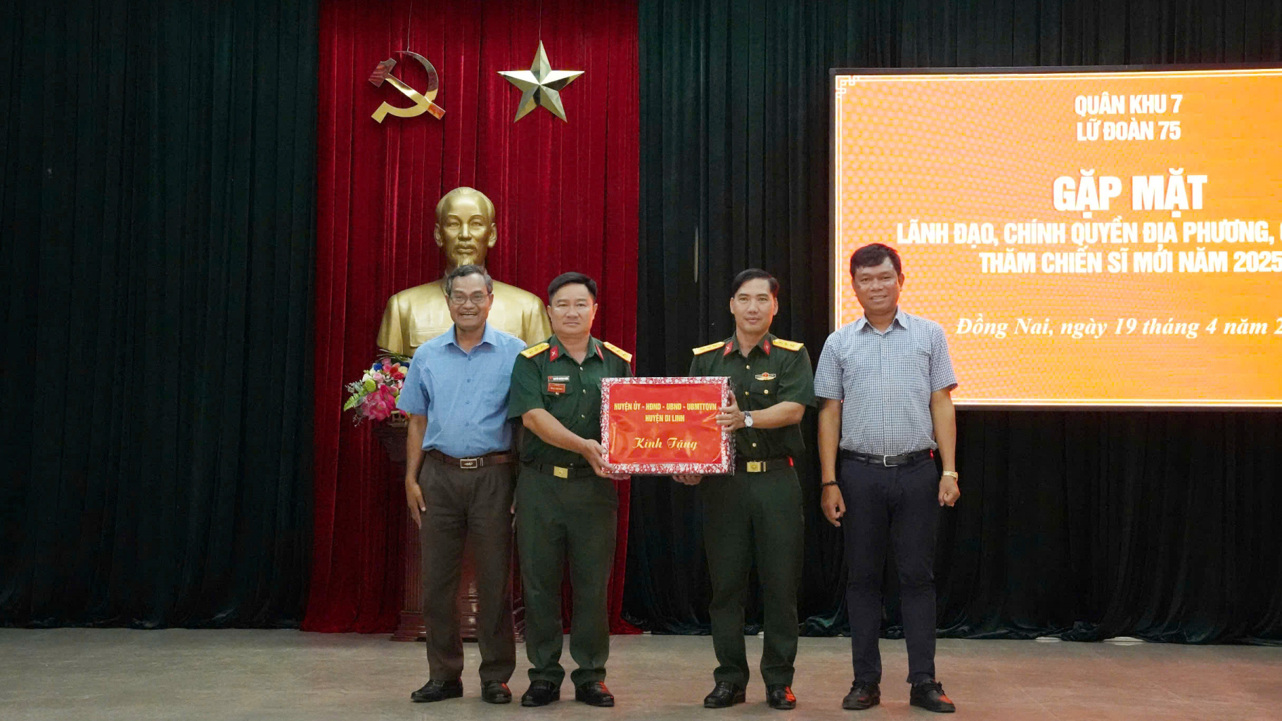 Lãnh đạo huyện Di Linh thăm tân binh đang huấn luyện tại Quân khu 7