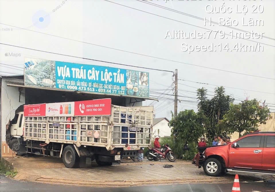 Tránh xe máy gặp nạn phía trước, xe tải lao vào vựa trái cây sau khi va chạm với xe bán tải