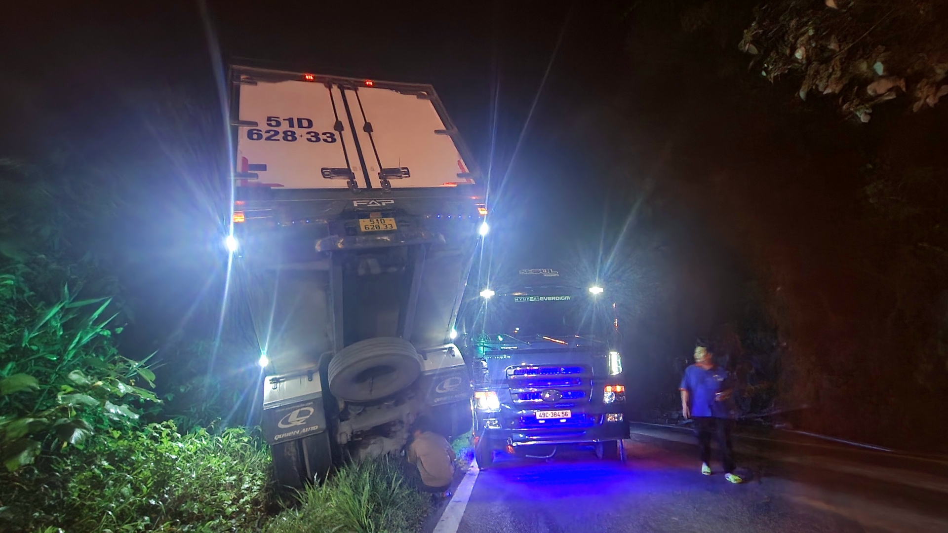 Xe tải đông lạnh treo lơ lửng trên miệng vực đèo Bảo Lộc