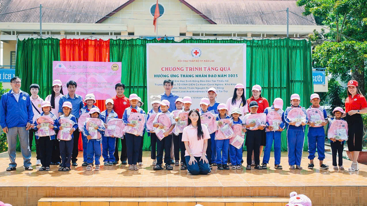 Bảo Lộc: Trao tặng 200 phần quà cho học sinh đồng bào dân tộc thiểu số khó khăn