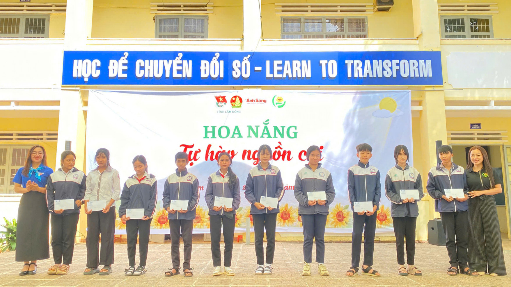 20 suất học bổng Hoa nắng đến với học sinh huyện Lâm Hà