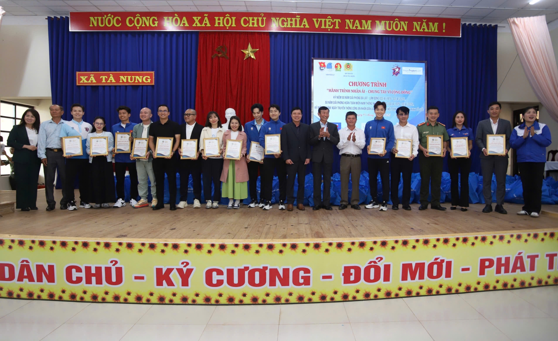 Hành trình nhân ái - Chung tay vì cộng đồng đến với người dân xã Tà Nung