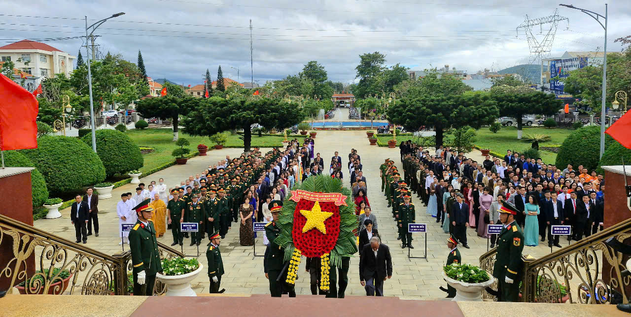 Viếng Đài tưởng niệm các anh hùng liệt sĩ nhân kỷ niệm 50 năm Ngày Giải phóng Đức Trọng