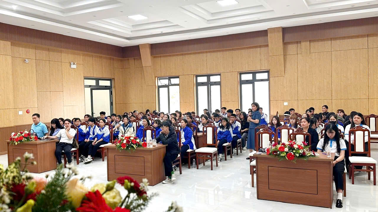 Trang bị kiến thức phòng, chống HIV/AIDS cho học sinh khiếm thính