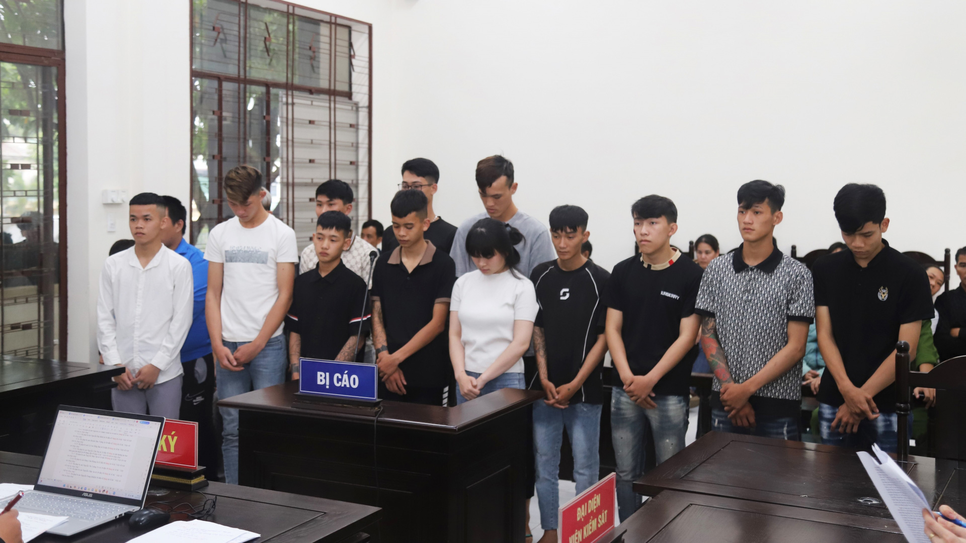 Liên tiếp gây rối trật tự công cộng, 15 thanh, thiếu niên lãnh án