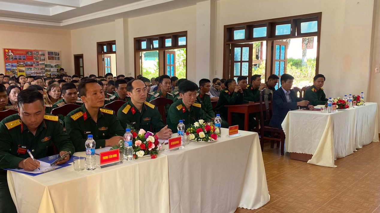 Lãnh đạo huyện Đạ Huoai thăm chiến sĩ mới đang huấn luyện tại Học viện Lục quân