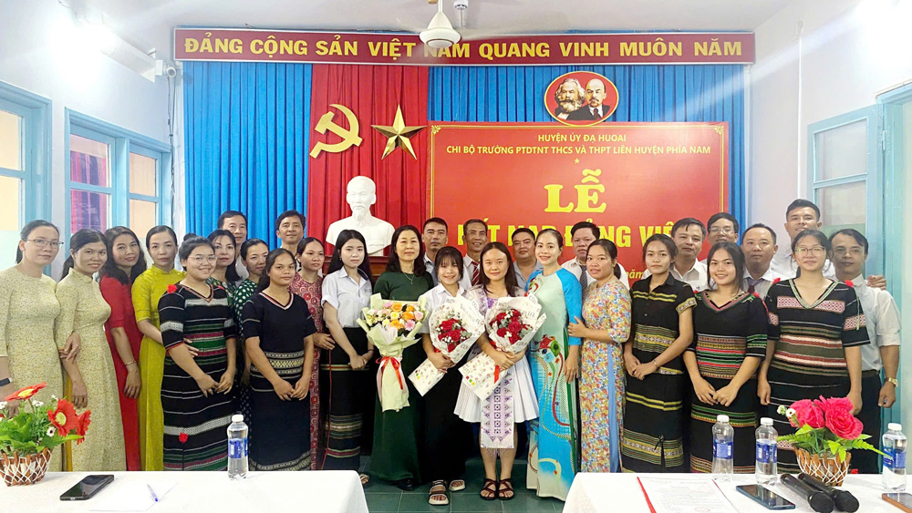 Đạ Huoai: Buổi lễ kết nạp Đảng đặc biệt cho 2 học sinh trung học phổ thông