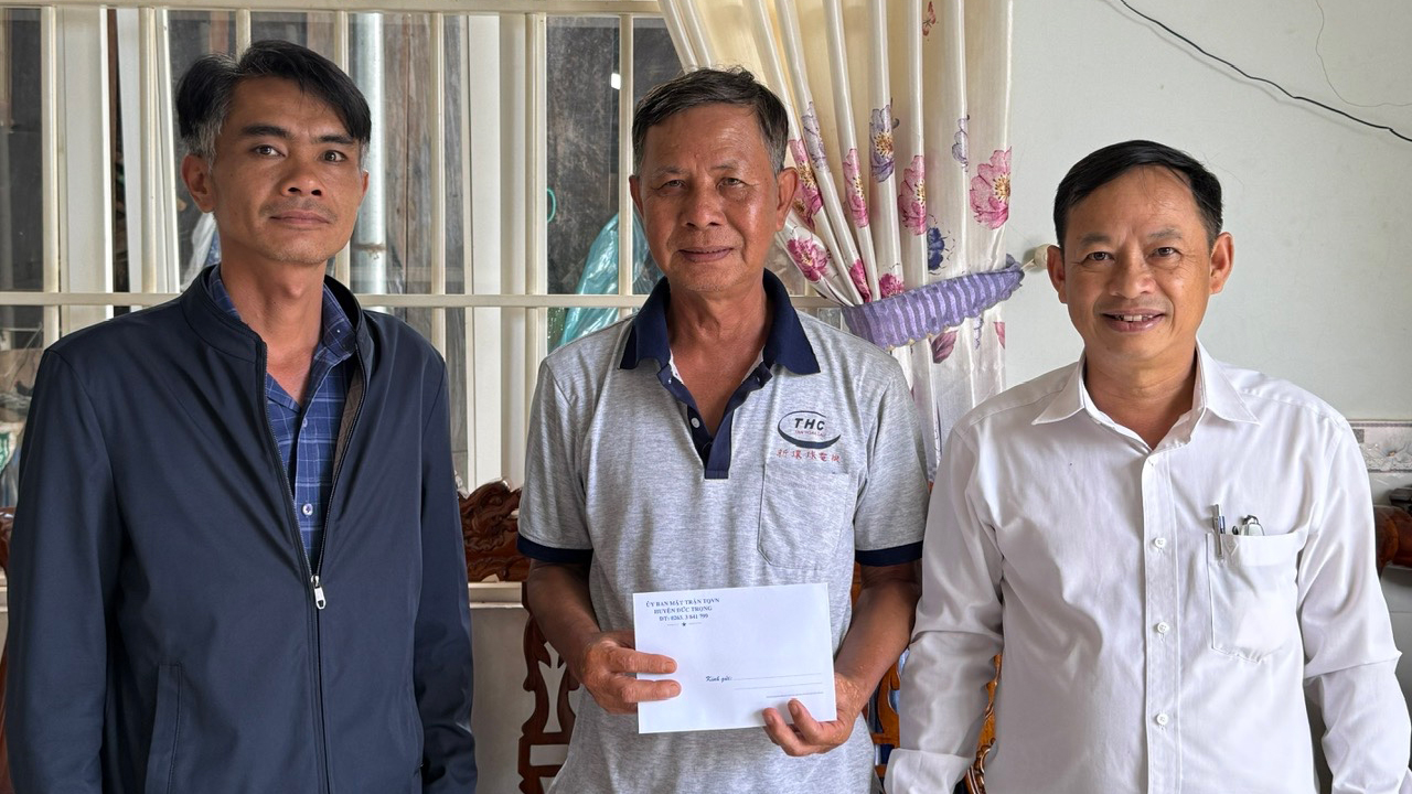 Đức Trọng: Thăm, tặng quà người có công và người có uy tín vùng đồng bào dân tộc thiểu số