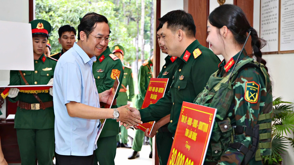 Trưởng Ban Tuyên giáo và Dân vận Tỉnh uỷ Lâm Đồng thăm, động viên lực lượng tham gia diễu binh, diễu hành kỷ niệm 50 năm Ngày Giải phóng miền Nam, thống nhất đất nước