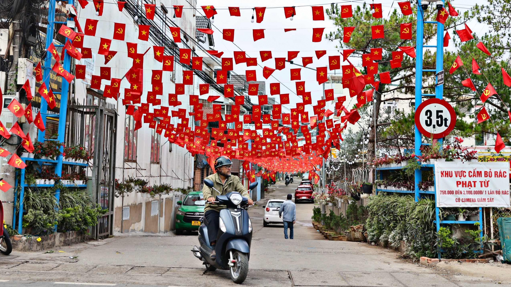 Đà Lạt rực rỡ cờ hoa chào mừng kỷ niệm 50 năm giải phóng