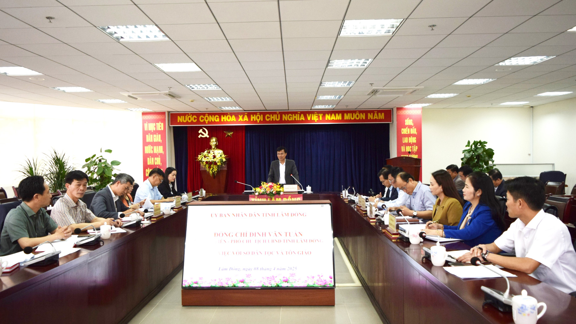 Phó Chủ tịch UBND tỉnh Đinh Văn Tuấn: Thúc đẩy tiến độ các chương trình mục tiêu quốc gia và xóa nhà tạm cho đồng bào dân tộc thiểu số