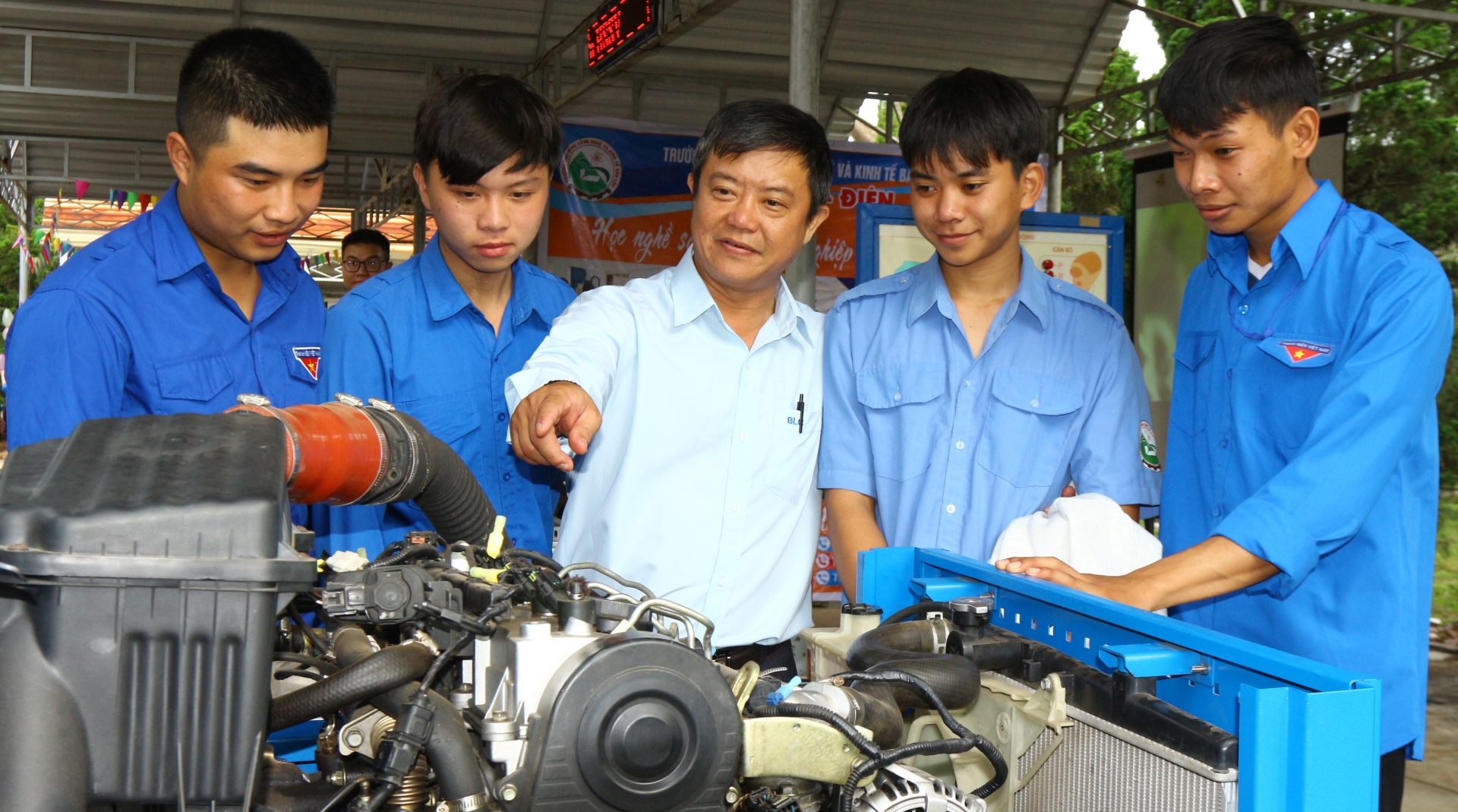 Tư vấn tuyển sinh giáo dục nghề nghiệp và thông tin thị trường lao động cho học sinh tại Bảo Lộc